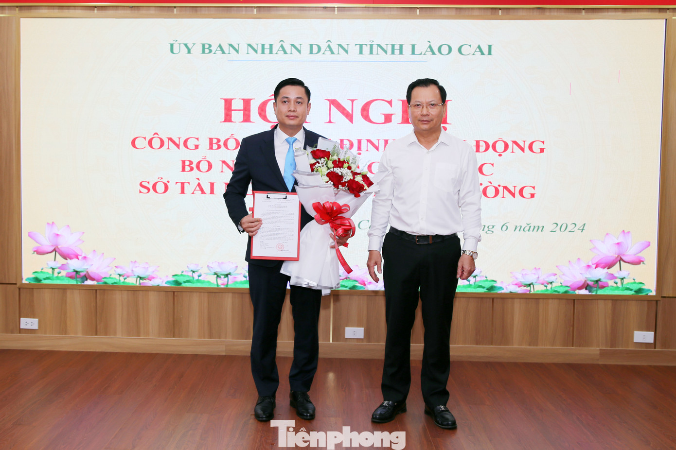 Ông Hoàng Quốc Khánh – Phó Chủ tịch Thường trực UBND tỉnh trao Quyết định và tặng hoa chúc mừng tân Phó Giám đốc Sở Tài nguyên và Môi trường tỉnh Lào Cai.