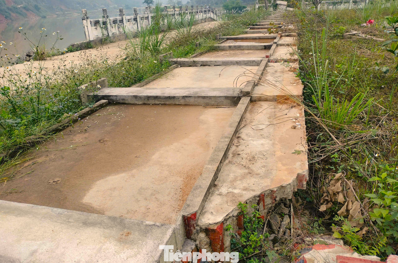 Tường rào bao quanh khu vực Đền - Chùa Đại Cại bị gẫy đổ...