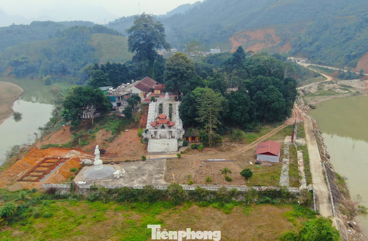 Di tích lịch sử - khảo cổ học Hắc Y, ở xã Tân Lĩnh, huyện Lục Yên được phát hiện vào năm 1995. Đây là một quần thể di tích kiến trúc tôn giáo - tín ngưỡng đình - đền - chùa và các công trình phụ trợ khác gồm núi Thần áo đen (Hắc Y), chùa tháp Hắc Y, chùa Dõng, đền Đại Cại, chùa Thượng Miện, chùa Bến Lăn, Ao Vua, Trường Đua, được trải khắp trên một diện rộng khoảng 2 km2.