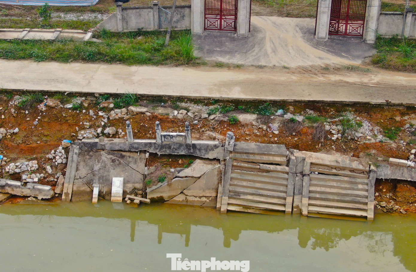 Theo ghi nhận của phóng viên những ngày giữa tháng 12, tại khu vực đường vào khu di tích Hắc Y - Đại Cại, hàng trăm mét bờ kè bị vỡ, gẫy, sụp sụt do mưa lũ gây ra.