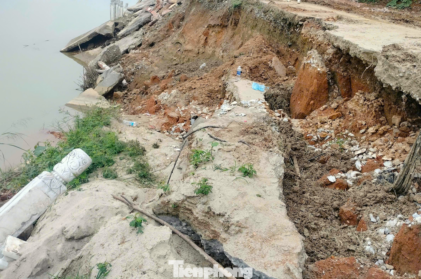 Những lan can tại bờ kè bị xô gẫy nghiêng ngả, hư hỏng khó phục hồi, đường vào khu di tích bị xói sâu, hở hàm ếch.