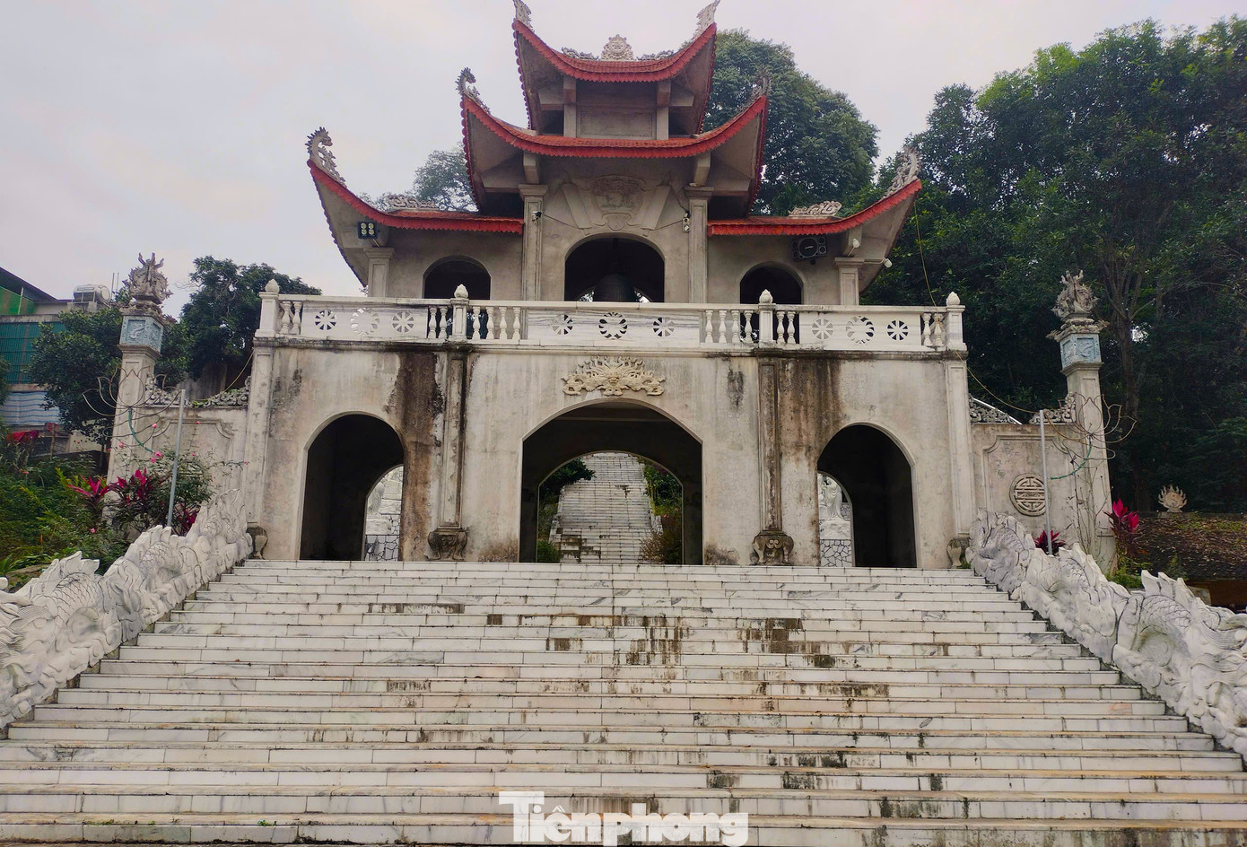 Vào ngày 16 tháng Giêng hàng năm, người dân trong vùng cùng đông đảo du khách đến dâng hương bày tỏ lòng thành kính bậc tiền nhân đã có công dạy nhân dân khai sơn, lập ấp và cầu mưa thuận gió hòa, mùa màng tươi tốt, quốc thái dân an, nhân khang vật thịnh. Trải qua nhiều thế hệ, nơi đây trở thành địa điểm du lịch tâm linh nổi tiếng tại Yên Bái.