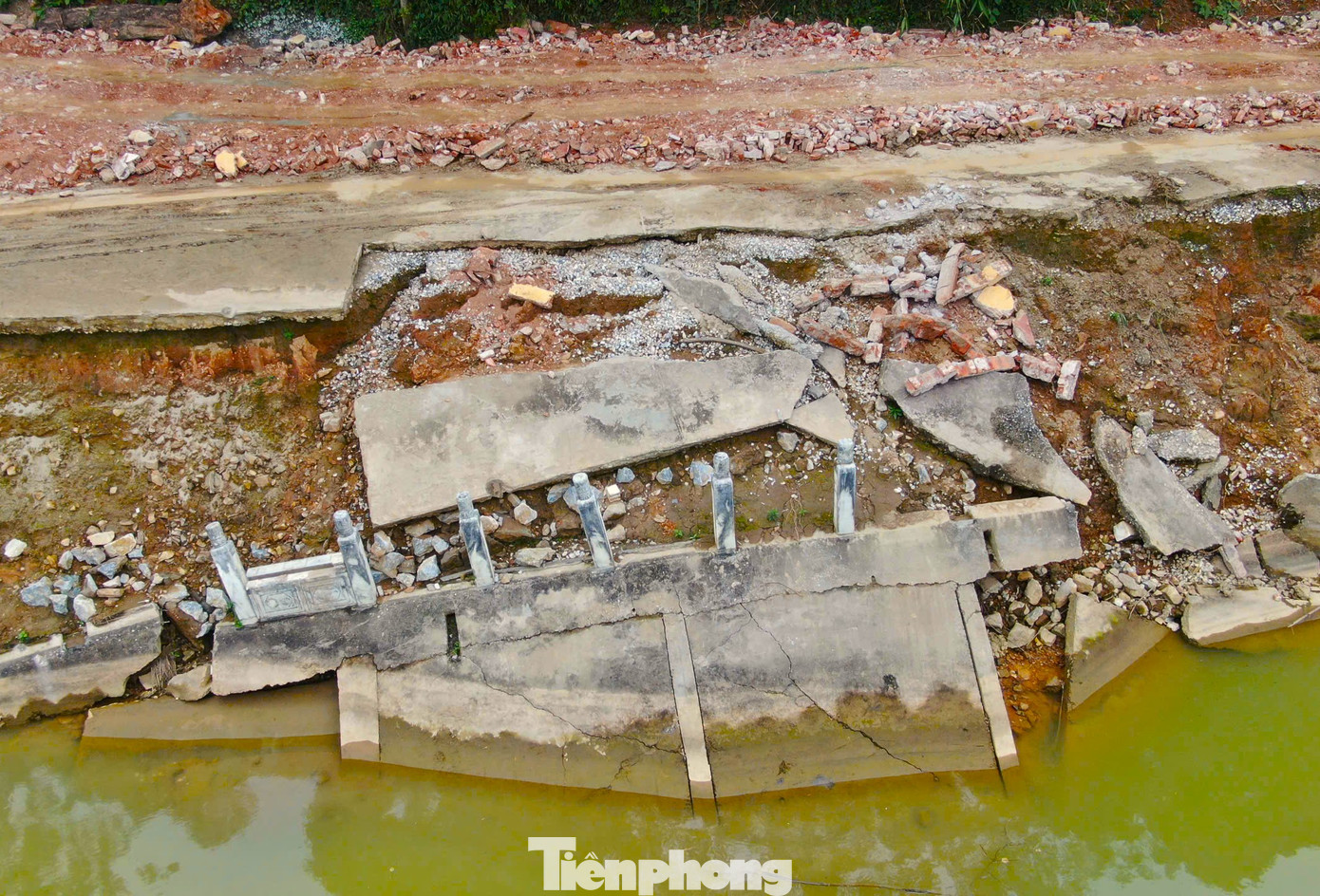 Theo ghi nhận của phóng viên những ngày giữa tháng 12, tại khu vực đường vào khu di tích Hắc Y - Đại Cại, hàng trăm mét bờ kè bị vỡ, gẫy, sụp sụt do mưa lũ gây ra.