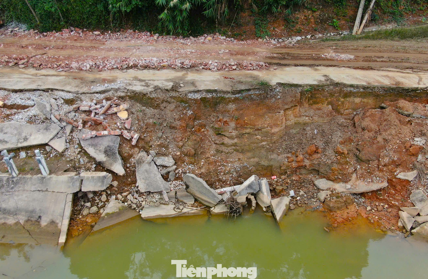 Theo ghi nhận của phóng viên những ngày giữa tháng 12, tại khu vực đường vào khu di tích Hắc Y - Đại Cại, hàng trăm mét bờ kè bị vỡ, gẫy, sụp sụt do mưa lũ gây ra.