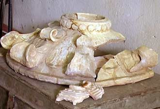 Qua nhiều lần khai quật, các nhà khảo cổ phát hiện thấy tại quần thể di tích này không ít hiện vật có hình dạng và niên đại giống với những hiện vật được khai quật ở Hoàng thành Thăng Long - Hà Nội như gạch, ngói, đá chân cột, lá đề, sen, cúc, tượng đất nung linh vật các loại như đầu rồng, phượng... cùng đồ thờ, đồ gốm sứ có niên đại thời Trần (thế kỷ XIII-XIV).