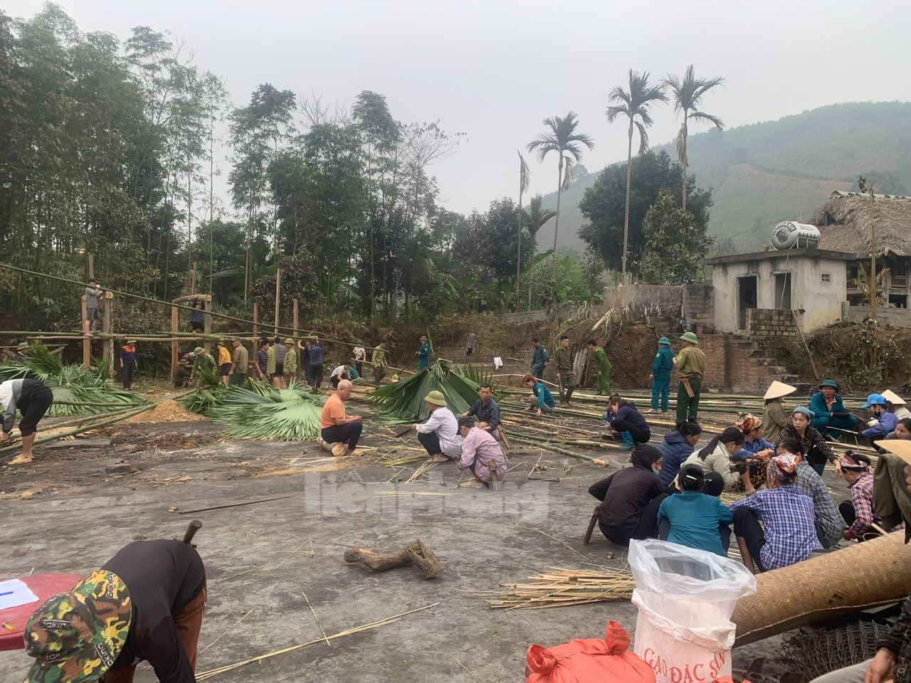 Ngay khi xảy ra vụ cháy, người dân cùng chính quyền địa đến động viên, hỗ trợ gia đình không may bị hỏa hoạn. Ngay khi xảy ra vụ cháy, người dân cùng chính quyền địa đến động viên, hỗ trợ gia đình không may bị hỏa hoạn.