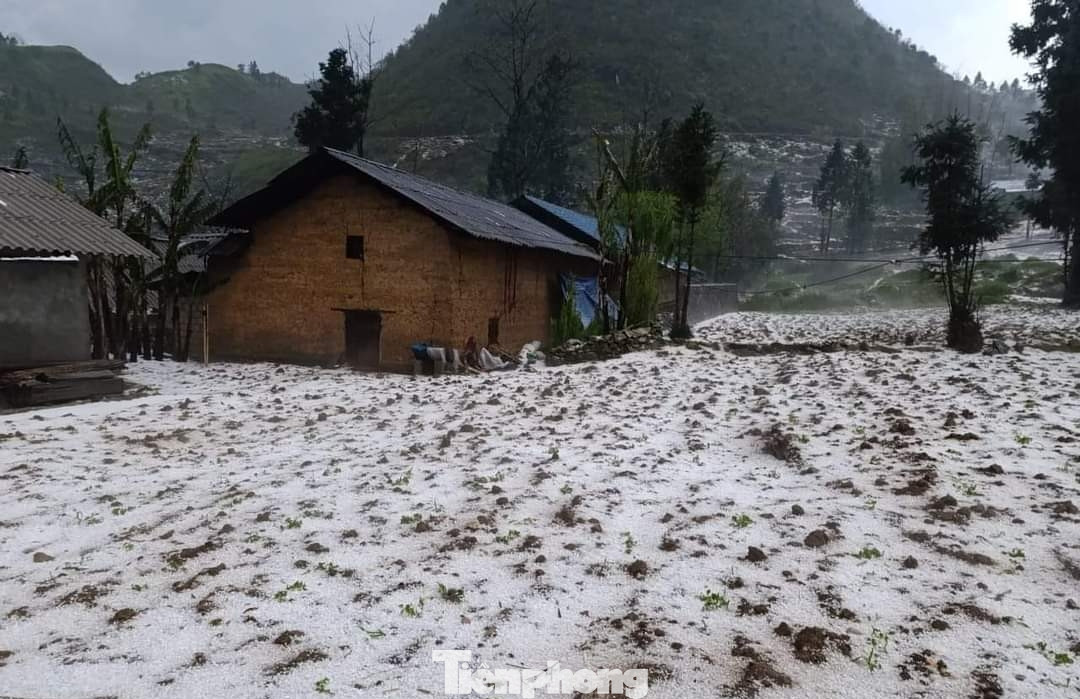 Mưa đá diện rộng xuất hiện tại nhiều tỉnh miền núi phía Bắc.