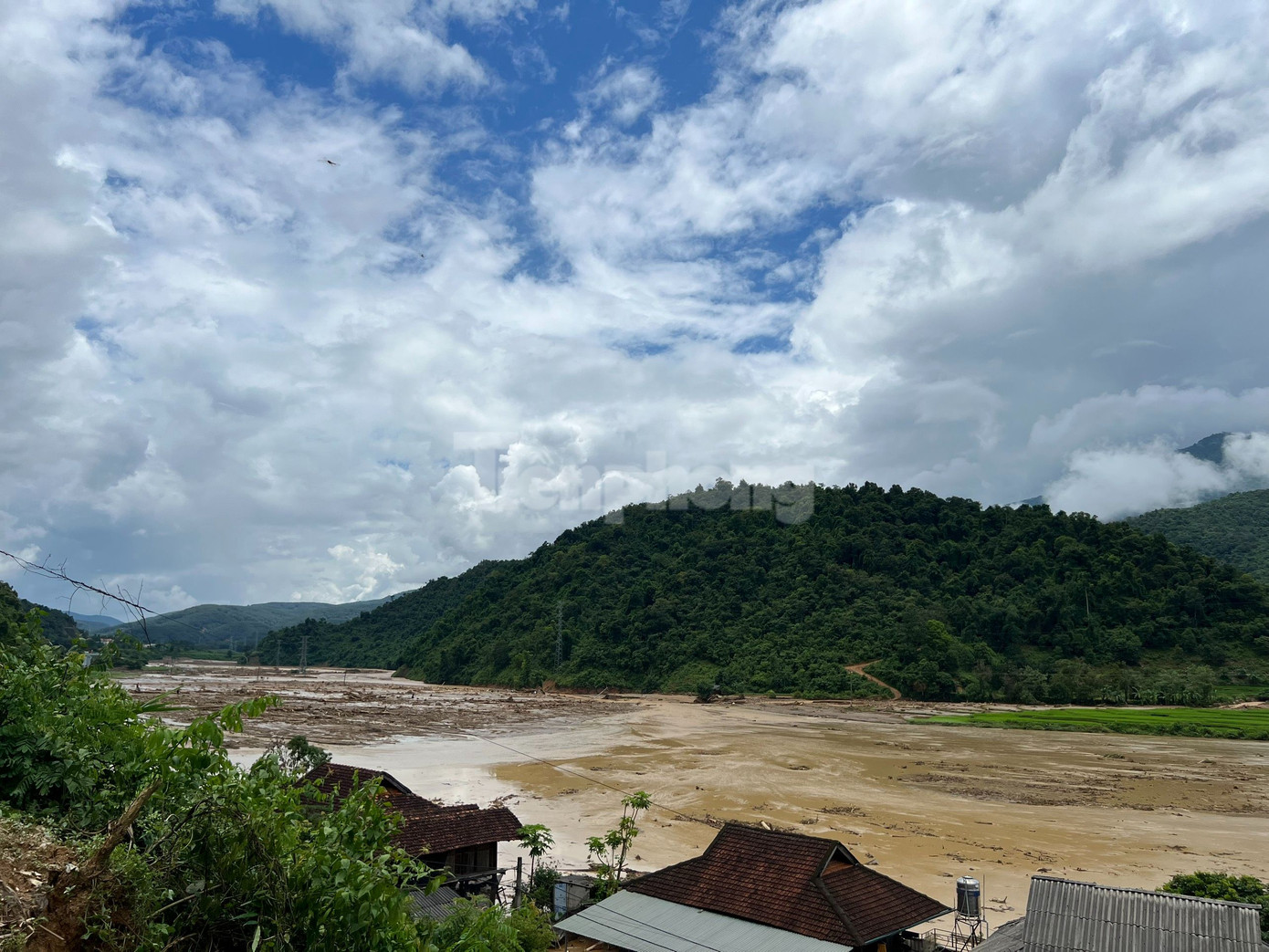 Về tài sản, khoảng gần 120 nhà bị cuốn trôi, đổ sập, hư hỏng. Về sản xuất, 40 ha lúa bị vùi lấp và 2ha thủy sản bị thiệt hại hoàn toàn.