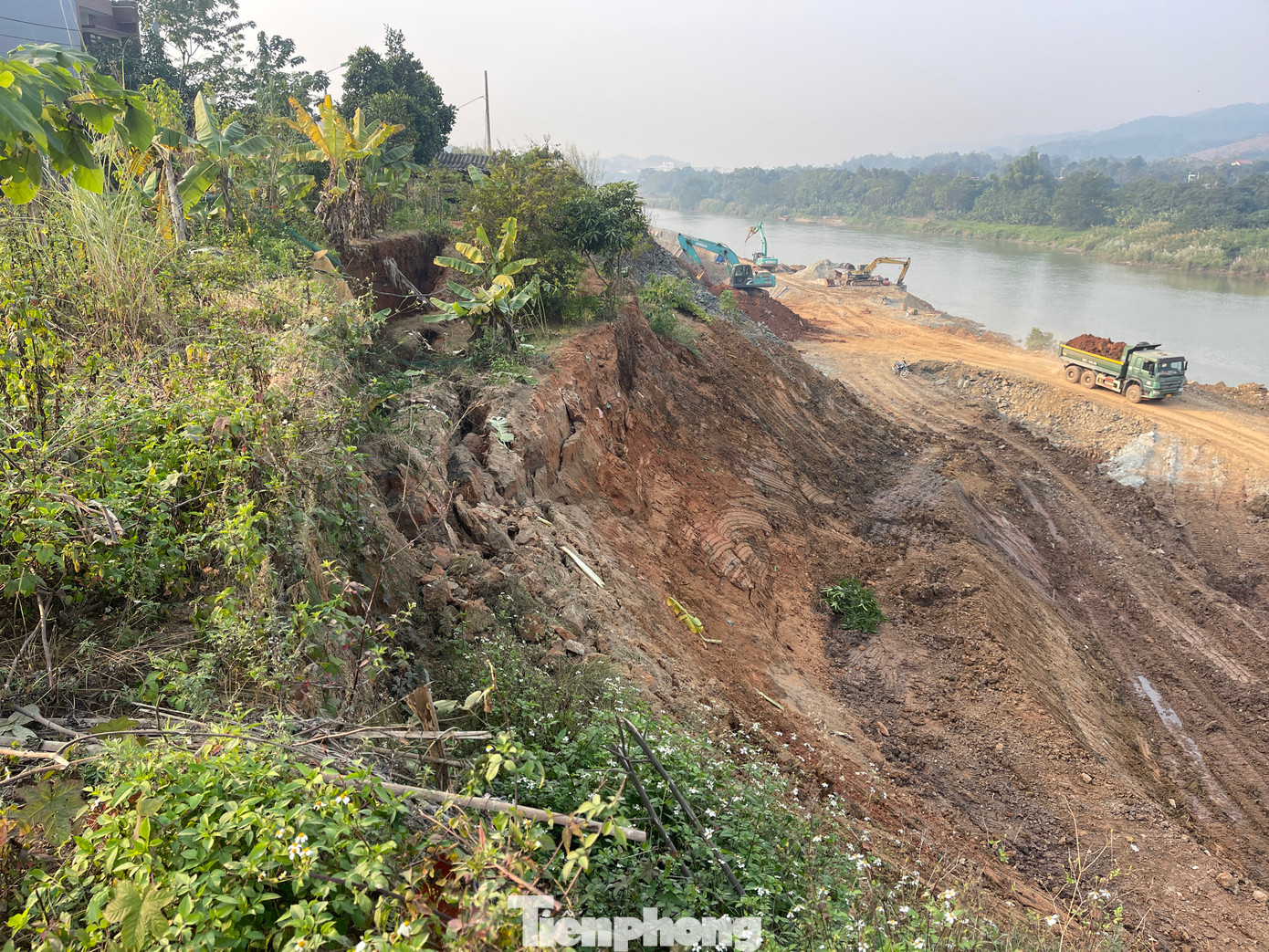 Khu vực taluy bị sạt lở.