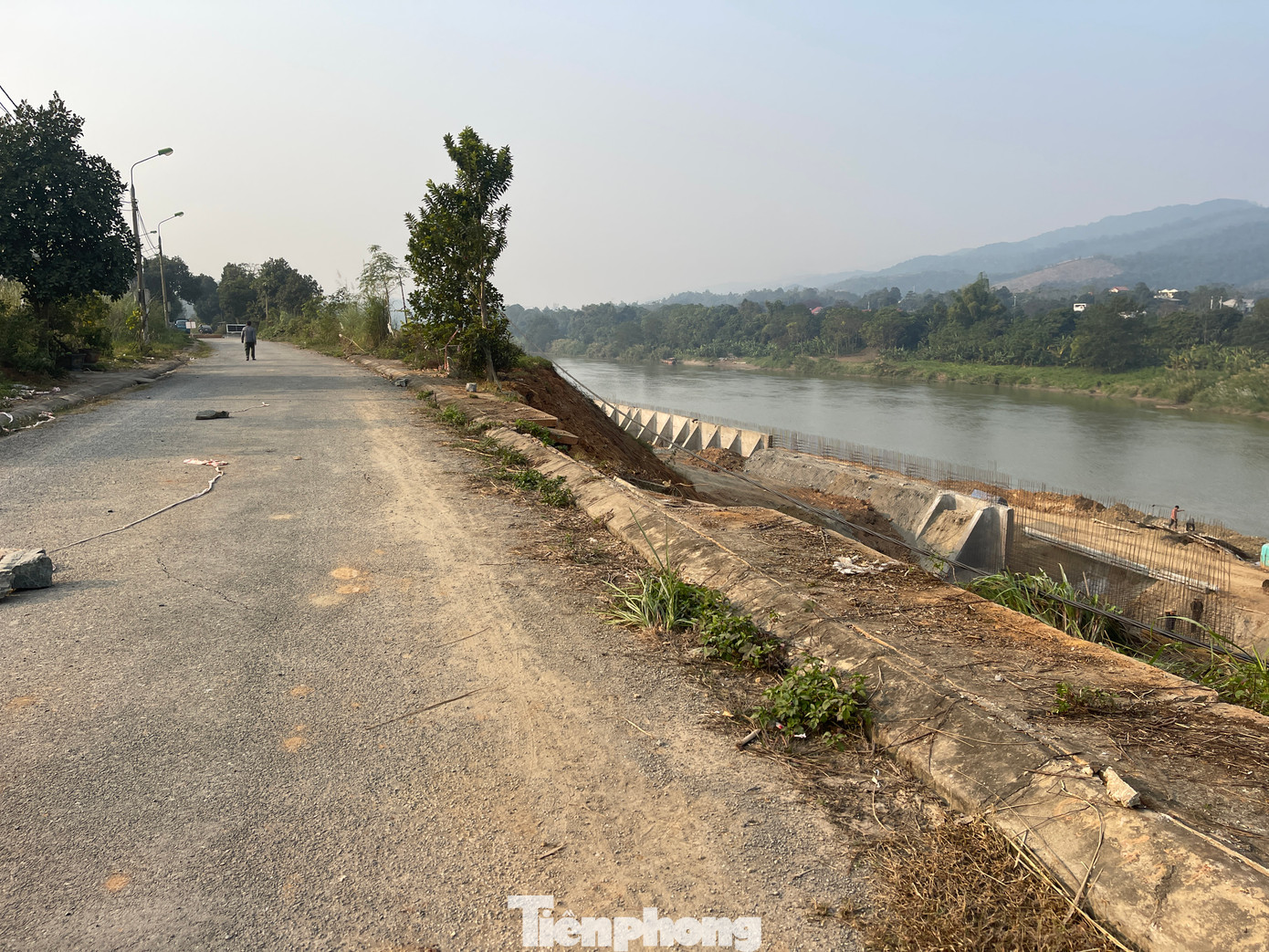 Mặt đường xuất hiện nhiều vết nứt dọc; rãnh thoát nước dọc bị sụt, lún.