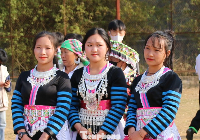 Dịp này, những cô gái Mông mặc trang phục dân tộc mình cũng nô nức về vui hội. Dịp này, những cô gái Mông mặc trang phục dân tộc mình cũng nô nức về vui hội.