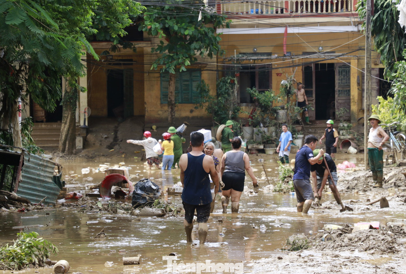 Tại đây, nước lũ đã rút, song bùn đất và rác thải vẫn ngổn ngang trên đường phố và nhà dân, công sở...