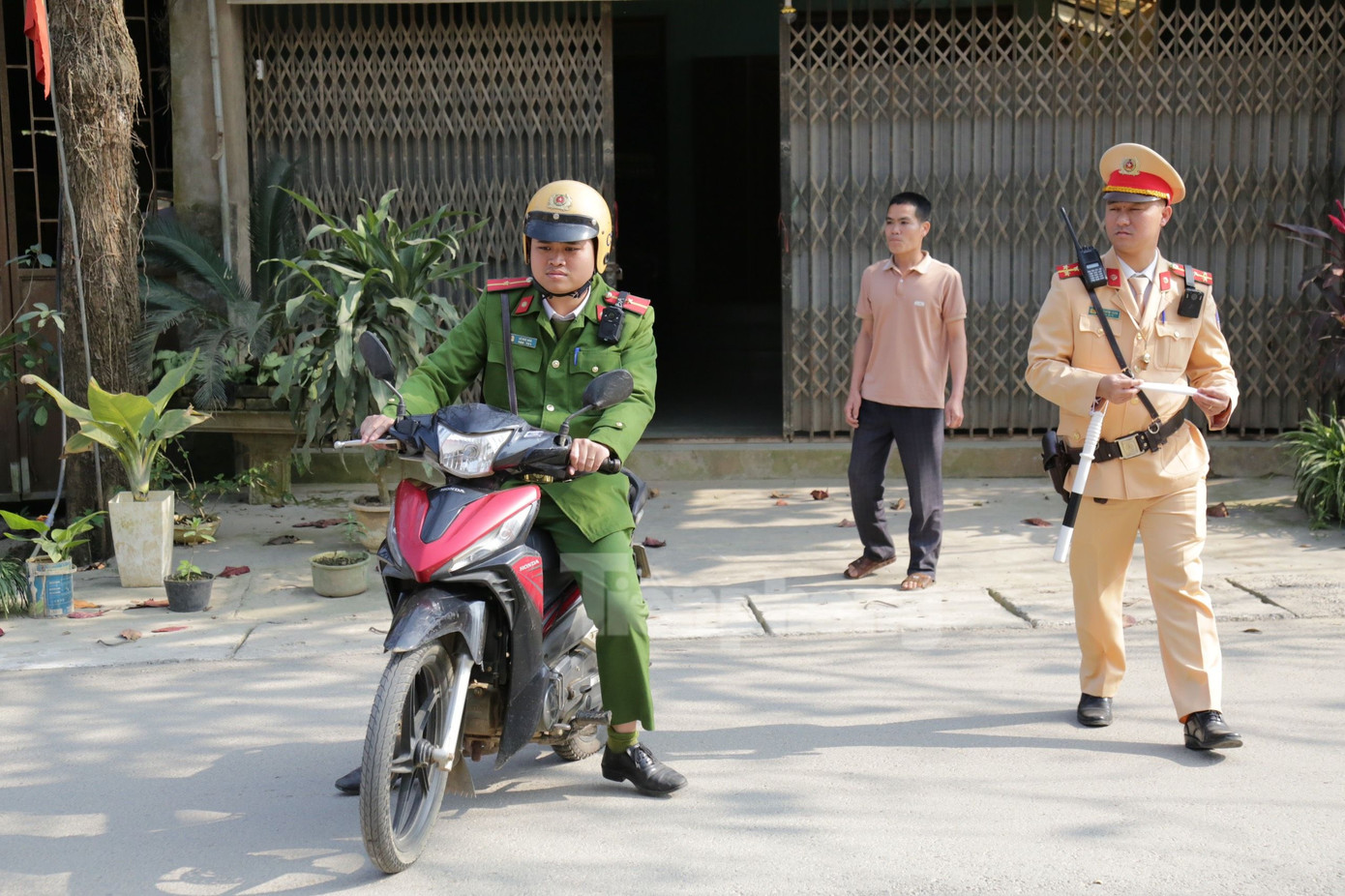Trao đổi với Tiền Phong, Thiếu tá Nguyễn Tiến Trung, Đội trưởng Đội Cảnh sát giao thông - Trật tự, Công an huyện Văn Yên cho biết, với trường hợp tài xế bỏ xe, tổ công tác sẽ lập biên bản sự việc, đưa phương tiện về trụ sở và gửi thông báo tới chủ xe để tới làm việc.