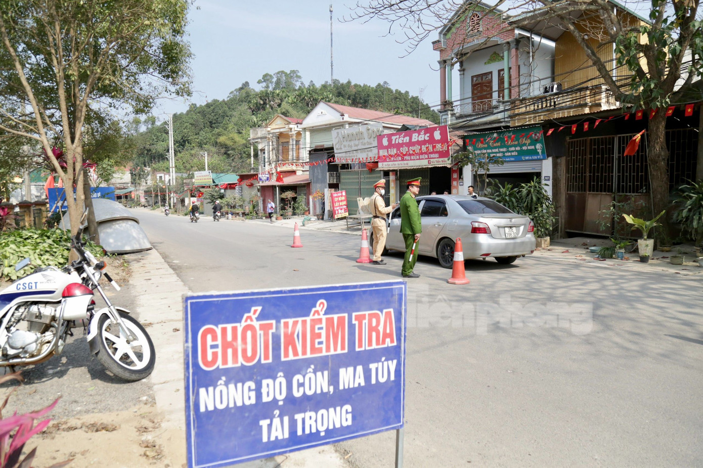Chiều 12/2 (mùng 3 Tết), theo chân Đội Cảnh sát giao thông - Trật tự, Công an huyện Văn Yên (Yên Bái) xử lý tình trạng tài xế vi phạm nồng độ cồn trên đường tỉnh lộ 175, PV ghi nhận nhiều trường hợp vi phạm nồng độ cồn ở mức kịch khung.