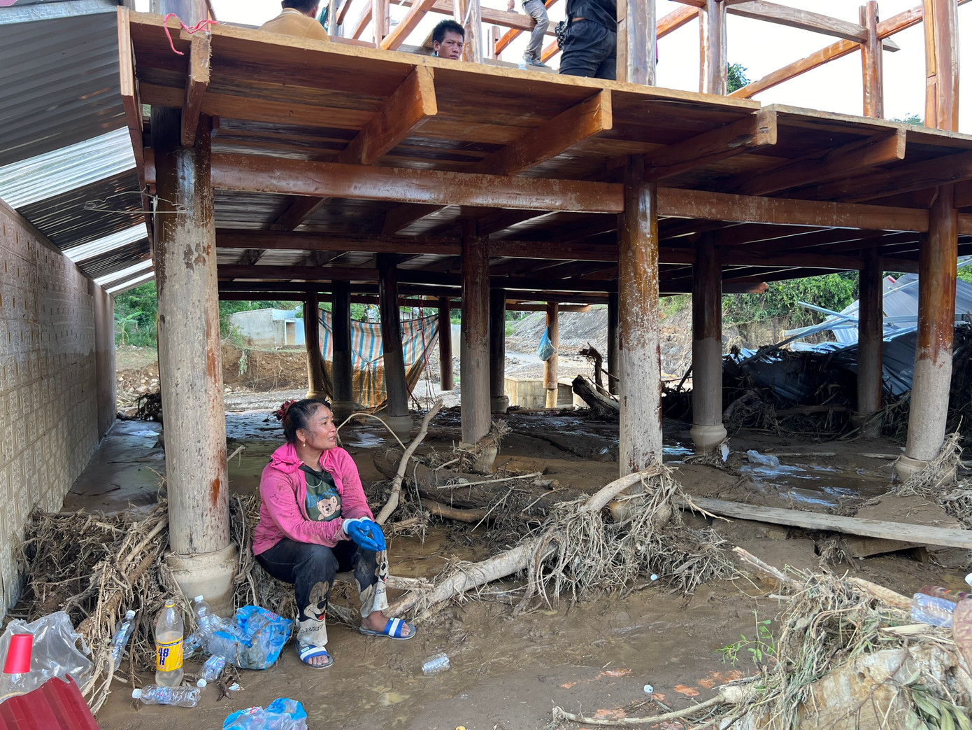 Theo chị Lún, hiện bà con trong bản rất khó khăn, thiếu nước uống, sinh hoạt, thiếu gạo nấu ăn. Các hộ bị cuốn trôi, sạt lở nhà chưa có chỗ ở, sống tạm ở trường học. Tuy đã được các lực lượng hỗ trợ nhưng tình trạng thiếu thốn của người dân vẫn rất nhiều. Theo chị Lún, hiện bà con trong bản rất khó khăn, thiếu nước uống, sinh hoạt, thiếu gạo nấu ăn. Các hộ bị cuốn trôi, sạt lở nhà chưa có chỗ ở, sống tạm ở trường học. Tuy đã được các lực lượng hỗ trợ nhưng tình trạng thiếu thốn của người dân vẫn rất nhiều.