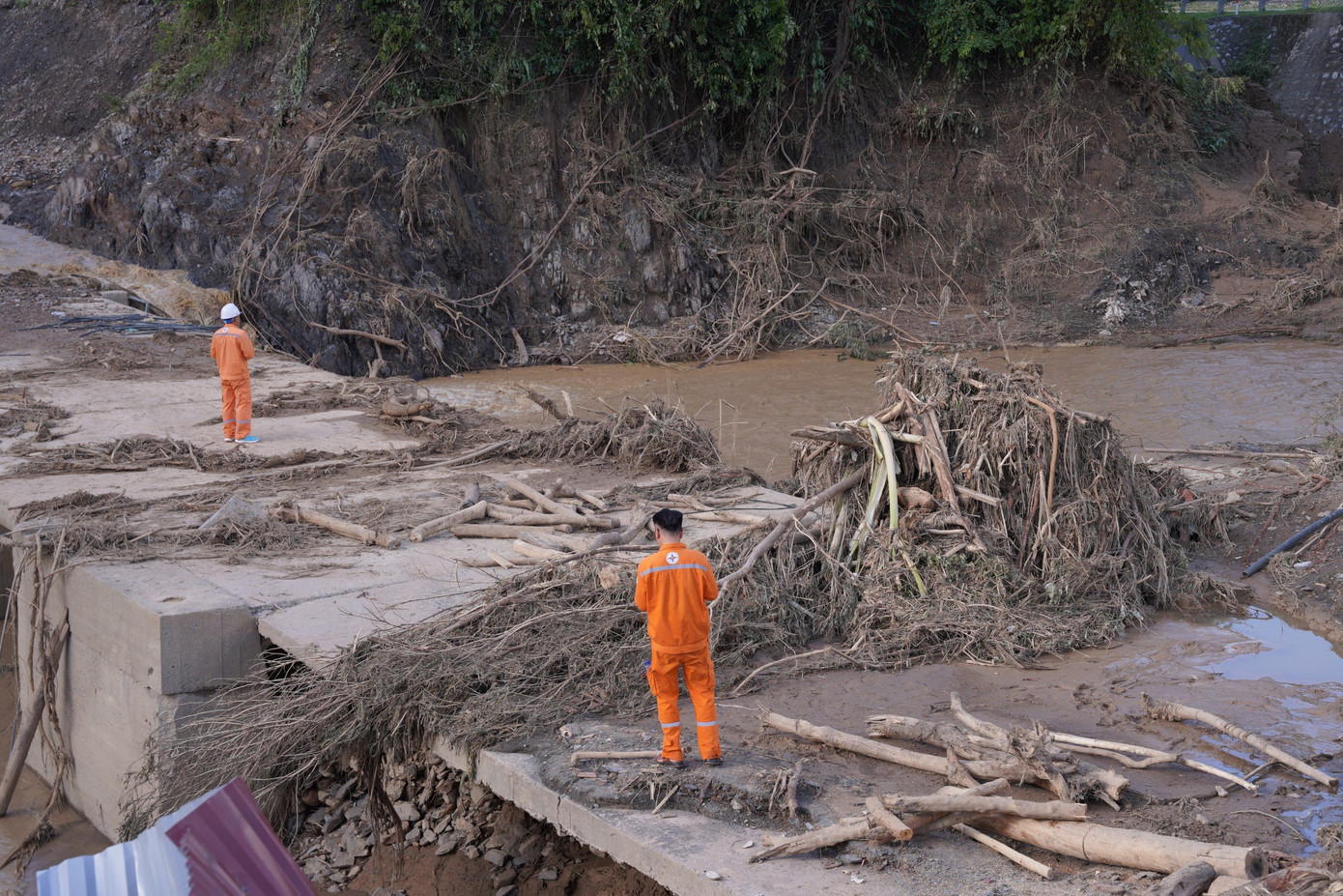 Có mặt tại hiện trường, phóng viên ghi nhận những sự thiếu thốn của người dân, rất nhiều hộ dân mong Nhà nước kịp thời hỗ trợ gạo, khắc phục nước sinh hoạt, chỗ ở để sớm ổn định cuộc sống. Có mặt tại hiện trường, phóng viên ghi nhận những sự thiếu thốn của người dân, rất nhiều hộ dân mong Nhà nước kịp thời hỗ trợ gạo, khắc phục nước sinh hoạt, chỗ ở để sớm ổn định cuộc sống.