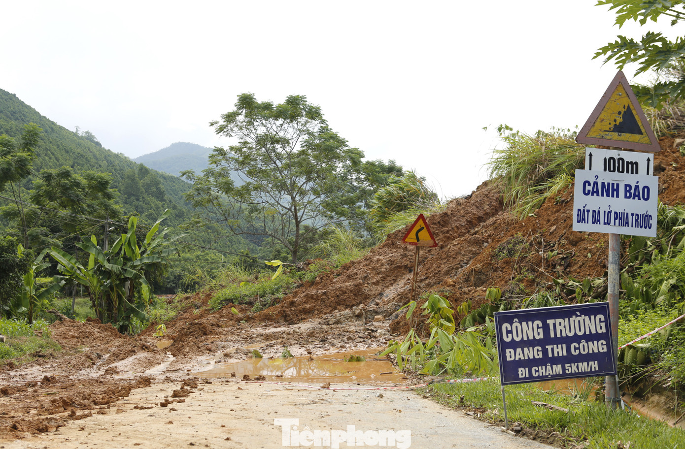 Cơ quan chức năng cắm biển cảnh báo và khẩn trương khắc phục vị trí sạt lở. Cơ quan chức năng cắm biển cảnh báo và khẩn trương khắc phục vị trí sạt lở.
