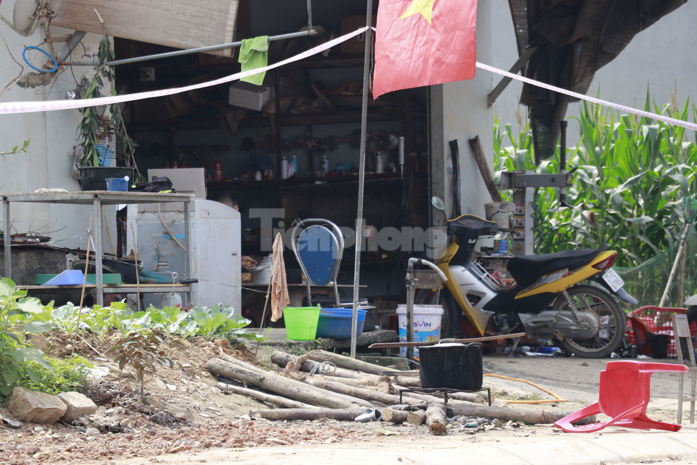 Nhiều hộ gia đình phải dọn đồ dùng sinh hoạt ra trước cửa nhà vì lo taluy sạt lúc nào không hay, cuộc sống của người dân luôn trong cảnh bất an, lo lắng.