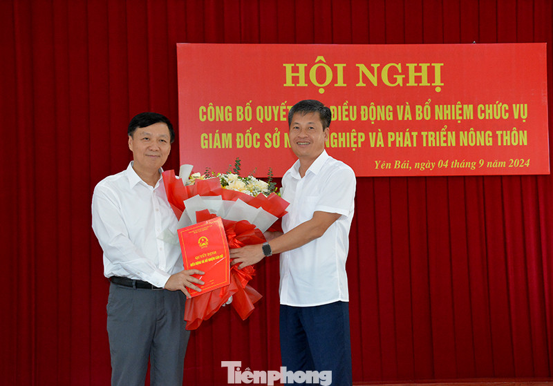Phó Chủ tịch UBND tỉnh Yên Bái Ngô Hạnh Phúc trao quyết định và tặng hoa chúc mừng tân Giám đốc Sở Nông nghiệp và Phát triển nông thôn.