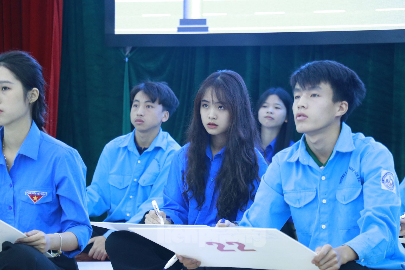 Các đoàn viên, thanh niên Trường Cao đẳng nghề Yên Bái tham gia thi Rung chuông vàng tìm hiểu kiến thức về an toàn giao thông. Các đoàn viên, thanh niên Trường Cao đẳng nghề Yên Bái tham gia thi Rung chuông vàng tìm hiểu kiến thức về an toàn giao thông.