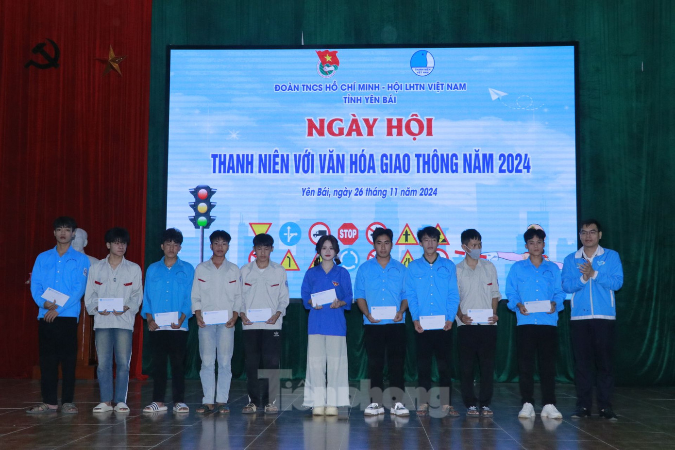 Anh Hà Đức Hải - Bí thư Tỉnh Đoàn Yên Bái (ngoài cùng bên phải) trao quà cho các sinh viên có hoàn cảnh khó khăn vươn lên trong học tập. Anh Hà Đức Hải - Bí thư Tỉnh Đoàn Yên Bái (ngoài cùng bên phải) trao quà cho các sinh viên có hoàn cảnh khó khăn vươn lên trong học tập.