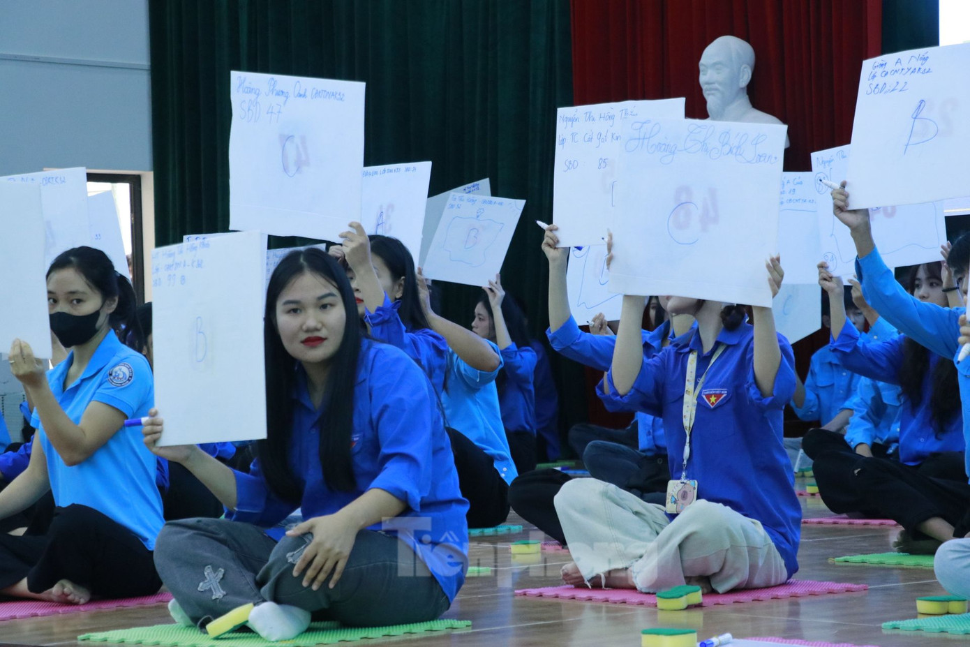 Các đoàn viên, thanh niên Trường Cao đẳng nghề Yên Bái tham gia thi Rung chuông vàng tìm hiểu kiến thức về an toàn giao thông. Các đoàn viên, thanh niên Trường Cao đẳng nghề Yên Bái tham gia thi Rung chuông vàng tìm hiểu kiến thức về an toàn giao thông.