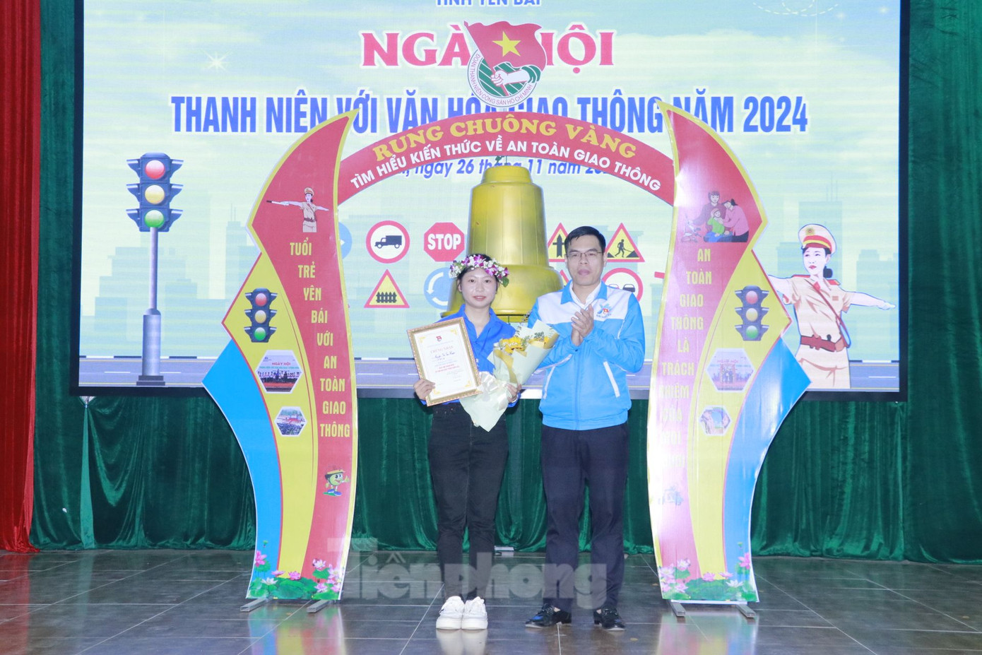 Các đoàn viên, thanh niên Trường Cao đẳng nghề Yên Bái tham gia thi Rung chuông vàng tìm hiểu kiến thức về an toàn giao thông. Các đoàn viên, thanh niên Trường Cao đẳng nghề Yên Bái tham gia thi Rung chuông vàng tìm hiểu kiến thức về an toàn giao thông.