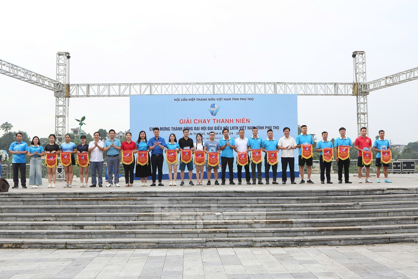 Ban tổ chức trao cờ lưu niệm cho các vận động viên tham gia. Ban tổ chức trao cờ lưu niệm cho các vận động viên tham gia.