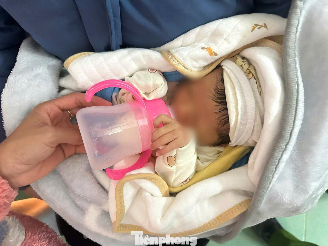 Cháu bé khoảng 1 tuần tuổi bị bỏ rơi trong đêm tối dưới thời tiết lạnh vùng núi.