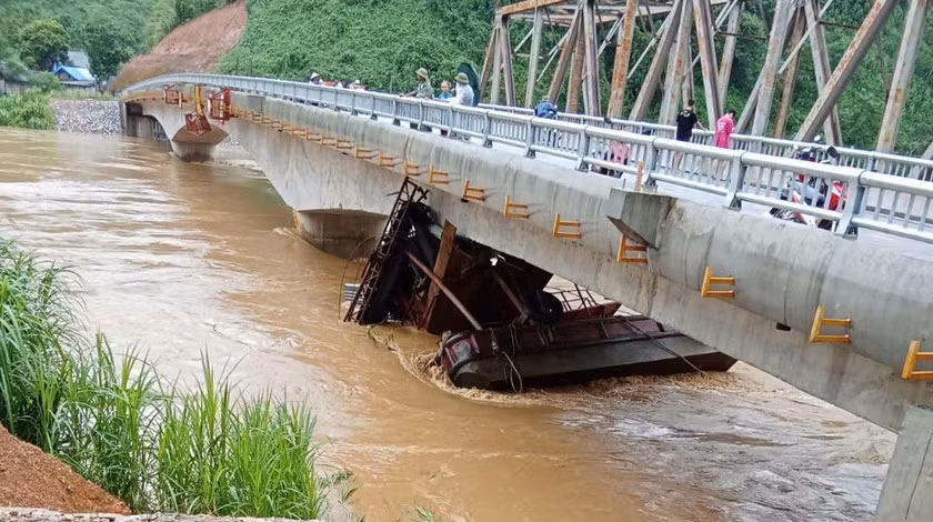 Hiện trường tàu hút cát mắc kẹt tại cầu Tô Mậu ngày 9/9. Hiện trường tàu hút cát mắc kẹt tại cầu Tô Mậu ngày 9/9.