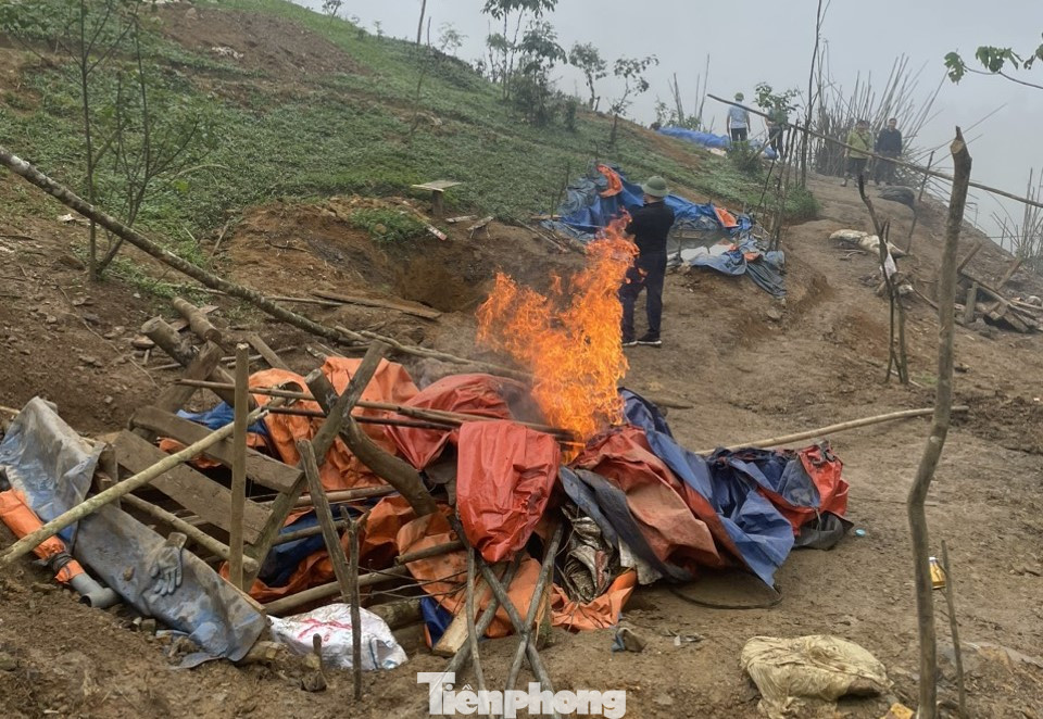 Cơ quan chức năng tiến hành tháo dỡ, tiêu hủy toàn bộ các lán trại.