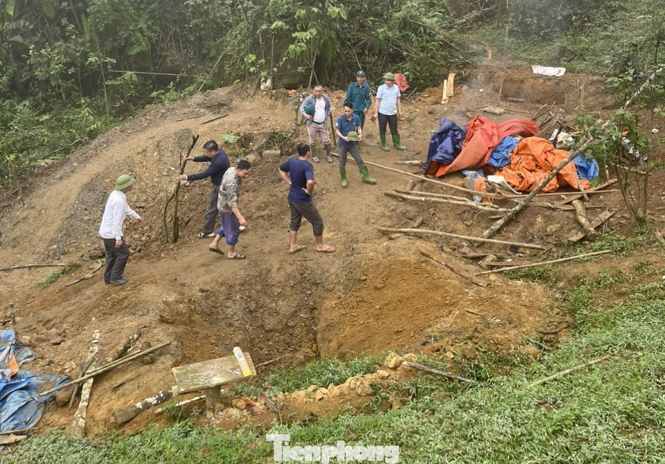 UBND huyện Văn Chấn yêu cầu làm rõ trách nhiệm của tập thể, cá nhân để xảy ra hoạt động khai thác vàng trái phép tại khu vực trên.