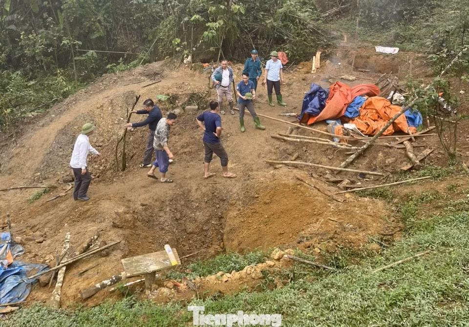 UBND huyện Văn Chấn yêu cầu làm rõ trách nhiệm của tập thể, cá nhân để xảy ra hoạt động khai thác vàng trái phép tại khu vực trên.