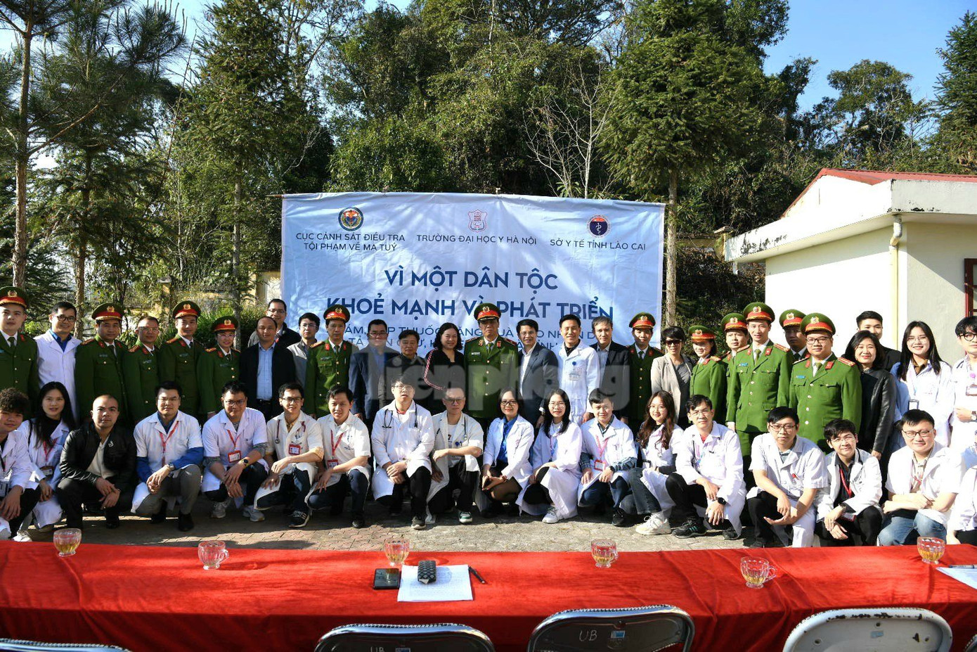 Đoàn công tác chụp ảnh lưu niệm tại chương trình.