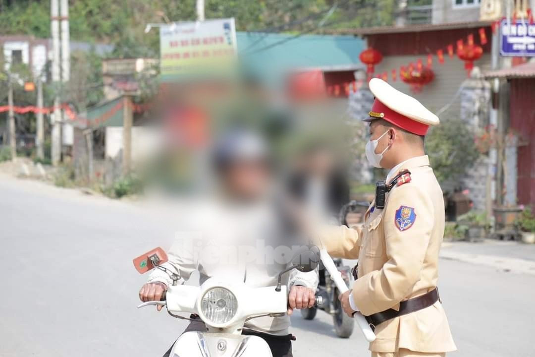 Trong ca làm việc chiều mùng 3 Tết, tổ công tác đã xử lý 8 trường hợp vi phạm nồng độ cồn. Trong đó, có 3 trường hợp vi phạm nồng độ cồn vượt mức kịch khung.