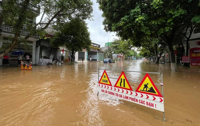 Thông tin từ Ban Chỉ huy PCTT và TKCN Lào Cai, do chịu ảnh hưởng của rãnh áp thấp có trục đi qua khu vực Bắc Bộ và Bắc Trung Bộ, đêm 29 sáng 30/8, trên địa bàn tỉnh Lào Cai có mưa rào.