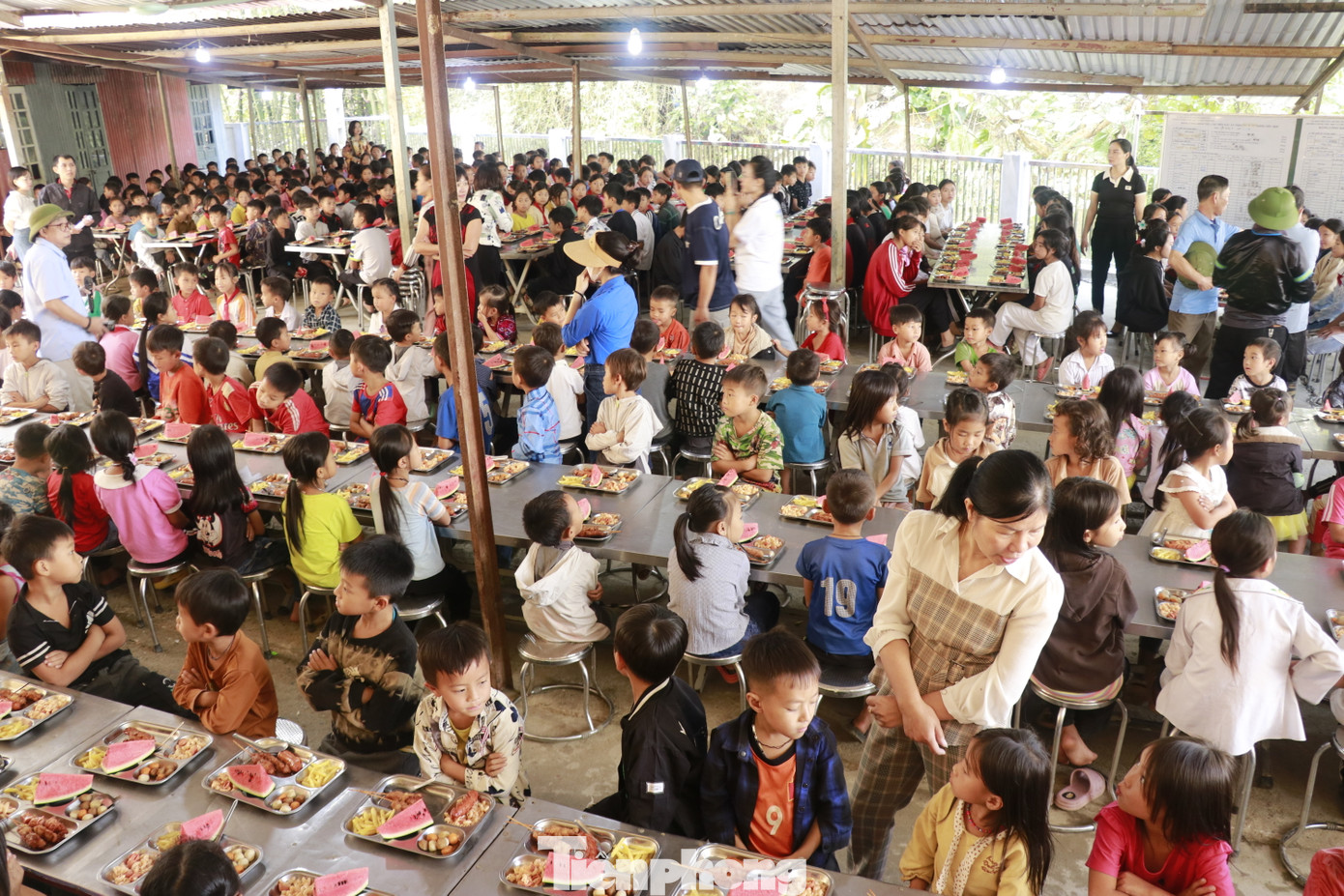 Trong khuôn khổ chương trình, BTC đã cùng các tình nguyện viên nấu tại chỗ gần 650 suất ăn cho hàng trăm em nhỏ đang theo học tại trường mầm non Hoa Mai, trường PT Dân tộc bán trú Tiểu học và Trung học cơ sở Phình Hồ.