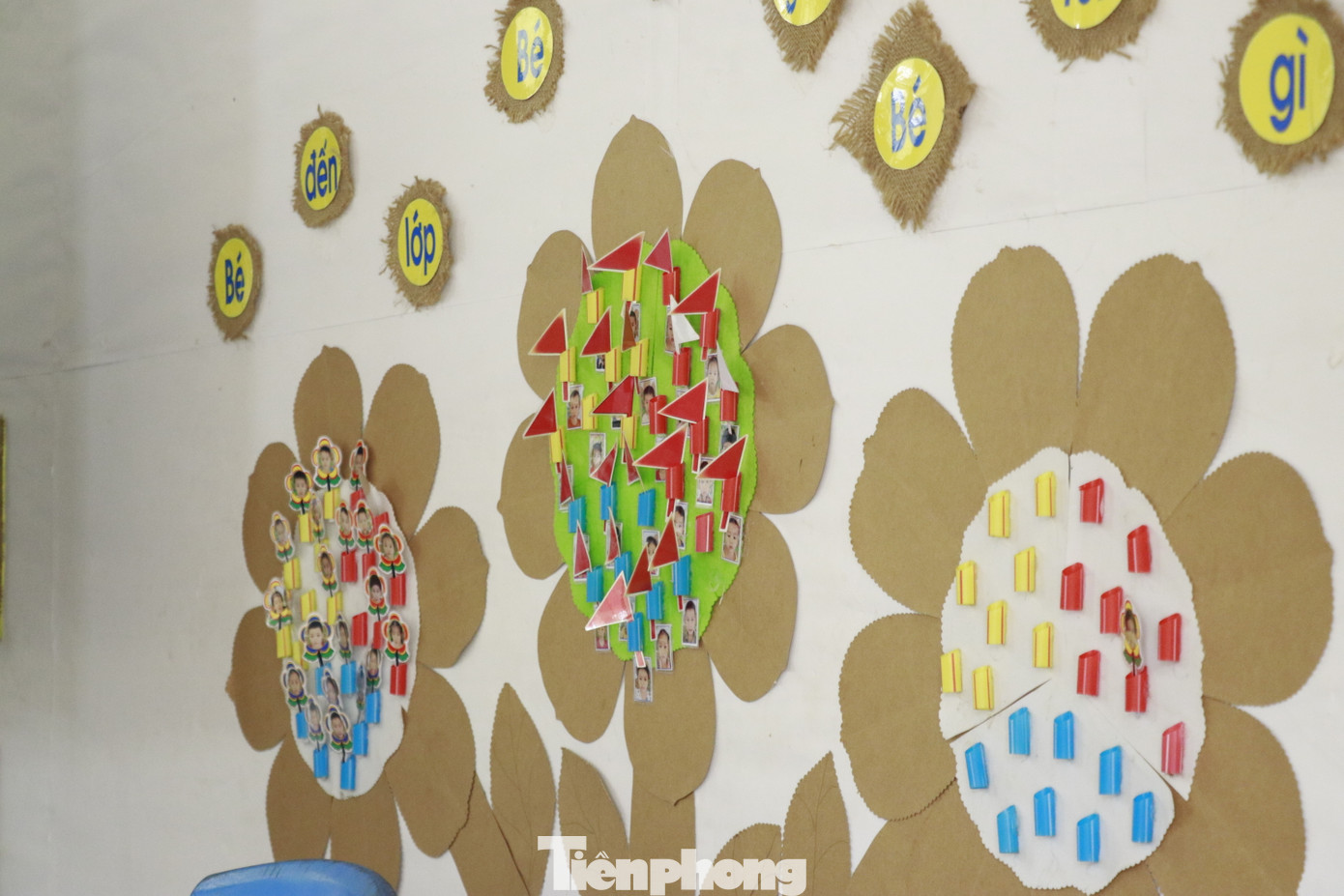 Những kỷ vật, những đồ dùng của các em học sinh đã mất được gói gém kỹ càng gửi về cho người thân và gia đình, thay vào đó là những bức hình mới, những mô hình mới, tranh mới giúp các em vơi đi nỗi nhớ bạn bè, ổn định tâm sinh lý, hướng đến một tương lai tươi sáng hơn.