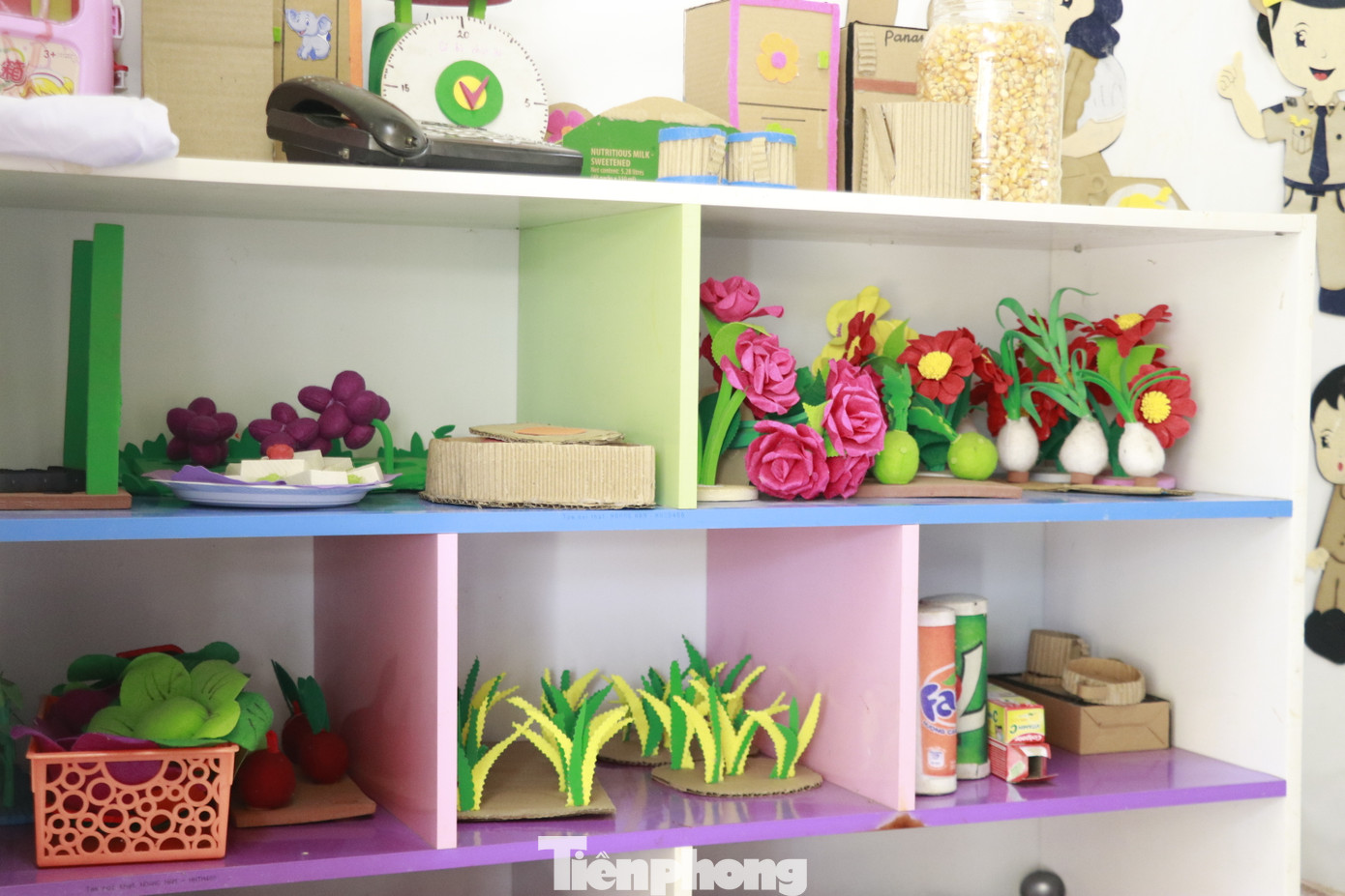 Những kỷ vật, những đồ dùng của các em học sinh đã mất được gói gém kỹ càng gửi về cho người thân và gia đình, thay vào đó là những bức hình mới, những mô hình mới, tranh mới giúp các em vơi đi nỗi nhớ bạn bè, ổn định tâm sinh lý, hướng đến một tương lai tươi sáng hơn.