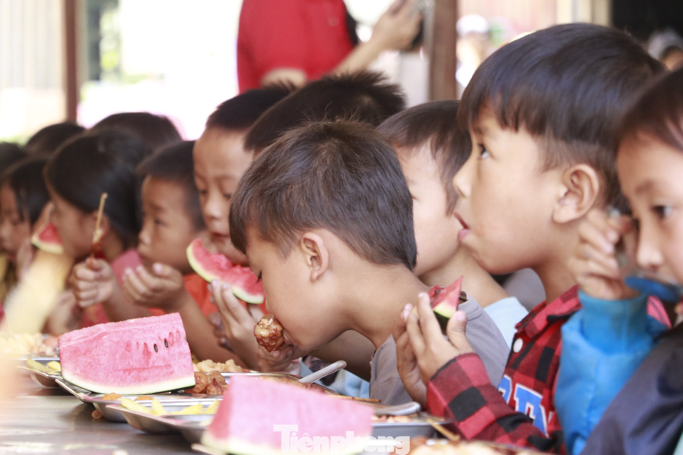 Cô giáo Nguyễn Thị Hồng – Phó Hiệu trưởng Trường PT Dân tộc bán trú Tiểu học và Trung học cơ sở Phình Hồ cho biết, thầy và trò các điểm trường tại xã Phình Hồ trân trọng tình cảm và sự hỗ trợ của tỉnh đoàn Yên Bái và các nhà hảo tâm, các mạnh thường quân đã hỗ trợ, giúp đỡ. Nhà trường mong muốn sẽ tiếp tục được đón nhận tình cảm, sự hỗ trợ từ các đơn vị nhằm nâng cao đời sống nhân dân, phát triển kinh tế - xã hội của địa phương.