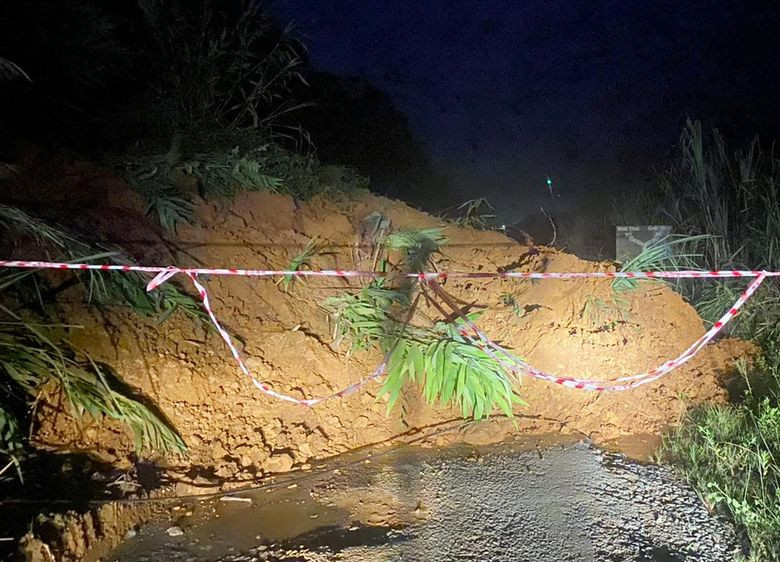 Điểm sạt lở có khối lượng lớn, gây chia cắt giao thông hoàn toàn.