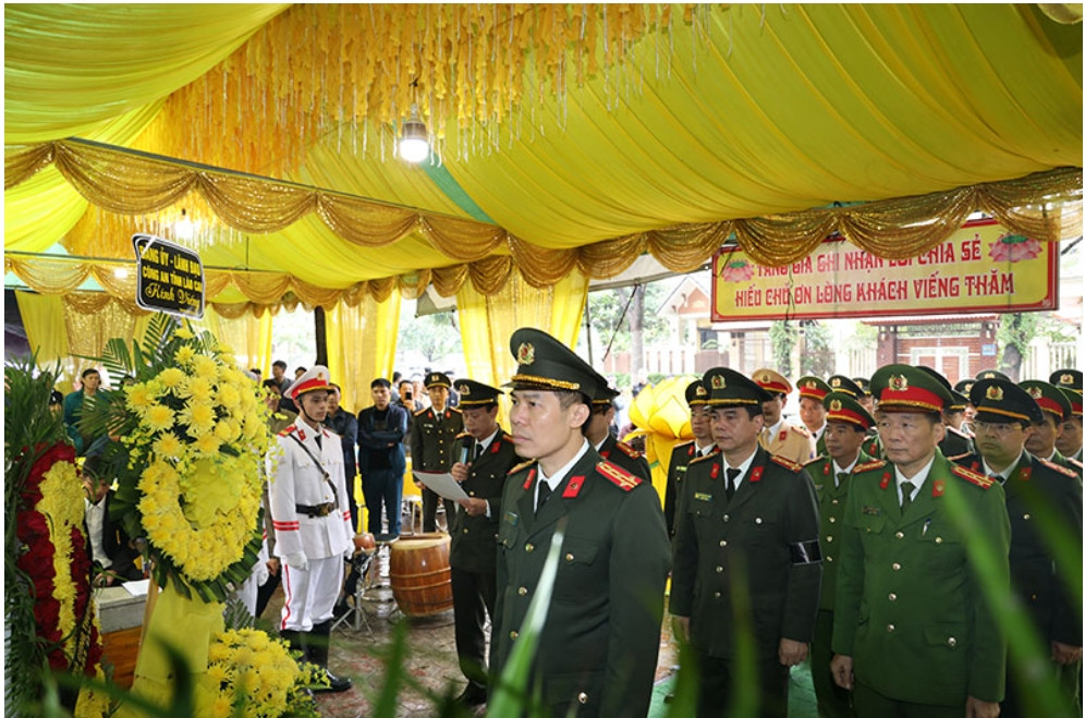 Lãnh đạo Công an tỉnh Lào Cai đến viếng Đại úy Bùi Văn Đức, Phó Trưởng Công an xã Tòng Sành hy sinh khi làm nhiệm vụ.