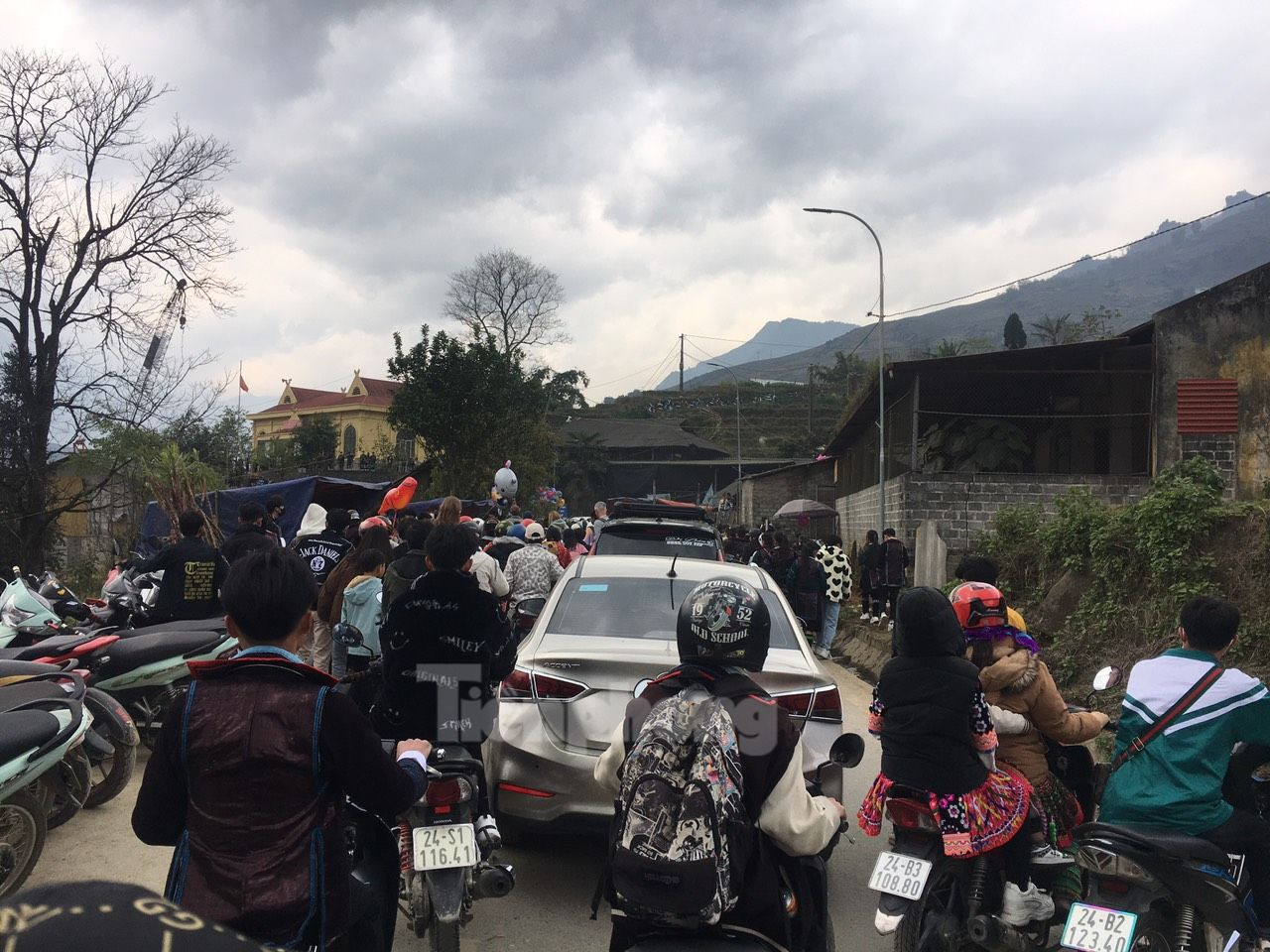 Trong dịp nghỉ Tết Nguyên đán Giáp Thìn 2024, hàng vạn du khách đổ về thị xã Sa Pa để du xuân, nghỉ dưỡng khiến nhiều tuyến đường ùn tắc, các khu vui chơi tại địa phương này náo nhiệt, đông đúc.