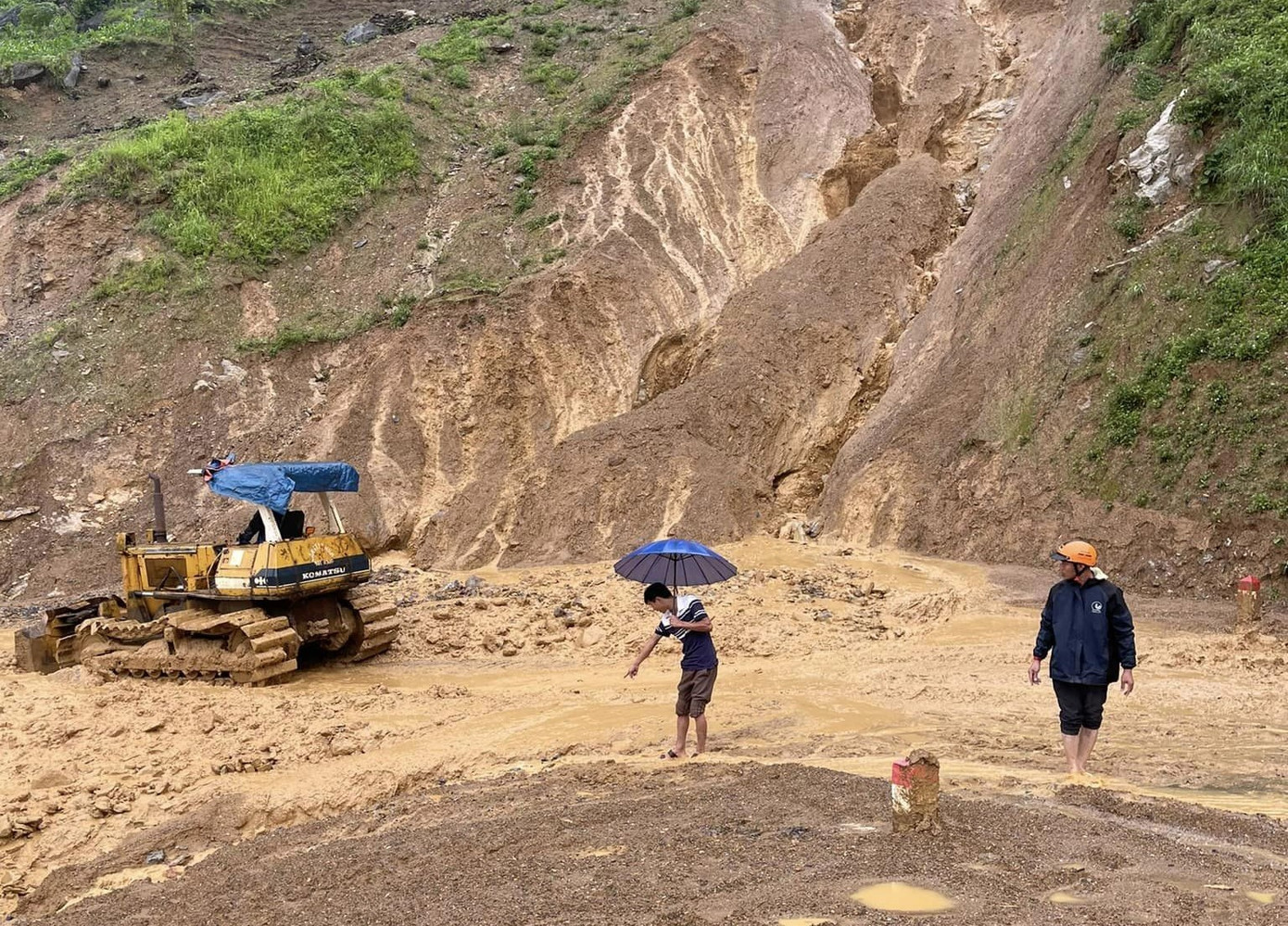 Về Giao thông, có 2 cầu treo bị cuốn trôi tại xã Thuận Hòa và xã Thanh Thủy huyện Vị Xuyên. Tổng số 5 tuyến đường, 12 vị trí sạt lở với tổng khối lượng 3.580m3, trong đó: Tuyến đường Tỉnh lộ 177 đường (Bắc Quang - Hoàng Su Phì) bị sạt taluy dương làm ách tắc một số đoạn ô tô không đi lại được, thuộc địa phận xã Nậm Dịch, Nậm Ty, Thông Nguyên, Nam Sơn - Hồ Thầu, Bản Luốc, Nàng Đôn, Bản Phùng, Bản Nhùng, Pố Lồ, Thàng Tín, Thèn Chu Phìn, khối lượng lớn. Về Giao thông, có 2 cầu treo bị cuốn trôi tại xã Thuận Hòa và xã Thanh Thủy huyện Vị Xuyên. Tổng số 5 tuyến đường, 12 vị trí sạt lở với tổng khối lượng 3.580m3, trong đó: Tuyến đường Tỉnh lộ 177 đường (Bắc Quang - Hoàng Su Phì) bị sạt taluy dương làm ách tắc một số đoạn ô tô không đi lại được, thuộc địa phận xã Nậm Dịch, Nậm Ty, Thông Nguyên, Nam Sơn - Hồ Thầu, Bản Luốc, Nàng Đôn, Bản Phùng, Bản Nhùng, Pố Lồ, Thàng Tín, Thèn Chu Phìn, khối lượng lớn.