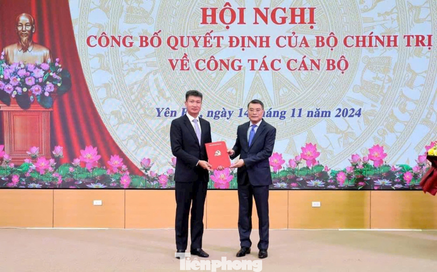 Ông Lê Minh Hưng, Trưởng Ban Tổ chức Trung ương trao quyết định chuẩn y của Bộ Chính trị cho Bí thư Tỉnh ủy Yên Bái Trần Huy Tuấn. Ông Lê Minh Hưng, Trưởng Ban Tổ chức Trung ương trao quyết định chuẩn y của Bộ Chính trị cho Bí thư Tỉnh ủy Yên Bái Trần Huy Tuấn.