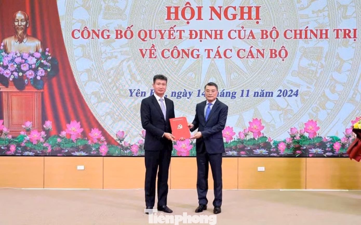 Ông Lê Minh Hưng, Trưởng Ban Tổ chức Trung ương trao quyết định chuẩn y của Bộ Chính trị cho Bí thư Tỉnh ủy Yên Bái Trần Huy Tuấn.