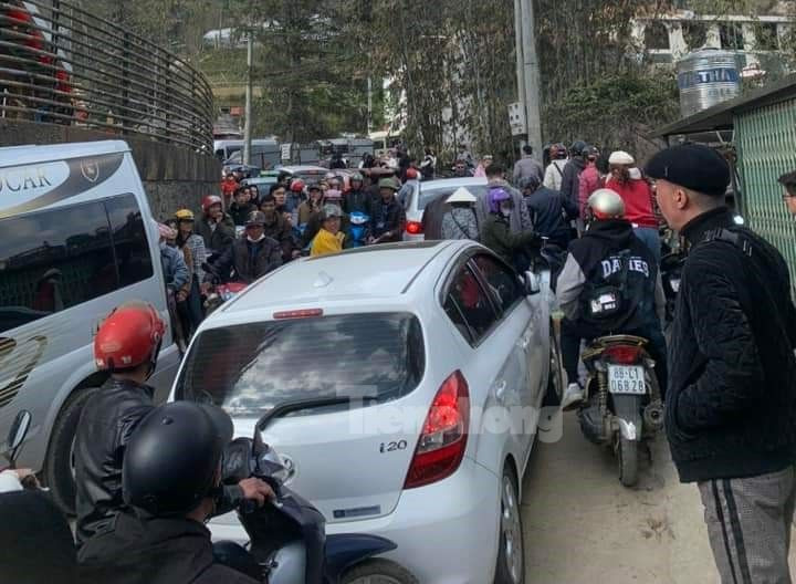 Ngay từ trước Tết Nguyên đán, tỉ lệ đặt phòng các ngày từ mùng 3 – 5 lên tới 97%. Dự kiến trong dịp Tết, Sa Pa sẽ đón trên 100.000 lượt khách, tăng hơn 11.000 lượt so với cùng kỳ năm ngoái. Cao điểm là ngày mùng 3 và mùng 4 Tết sẽ đón khoảng 65.000 lượt khách.