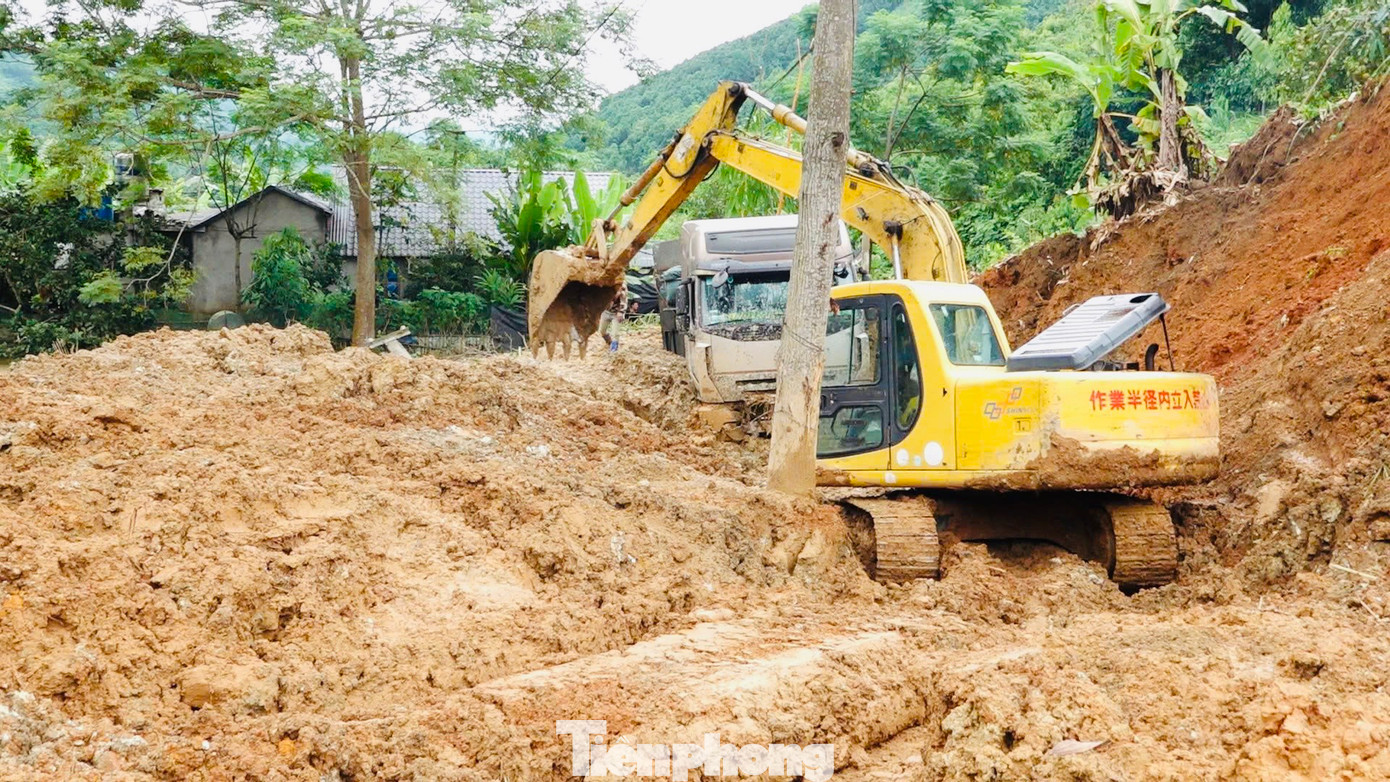 Sạt lở khiến xe đầu kéo bị vùi lấp sâu trong bùn đất. Sạt lở khiến xe đầu kéo bị vùi lấp sâu trong bùn đất.