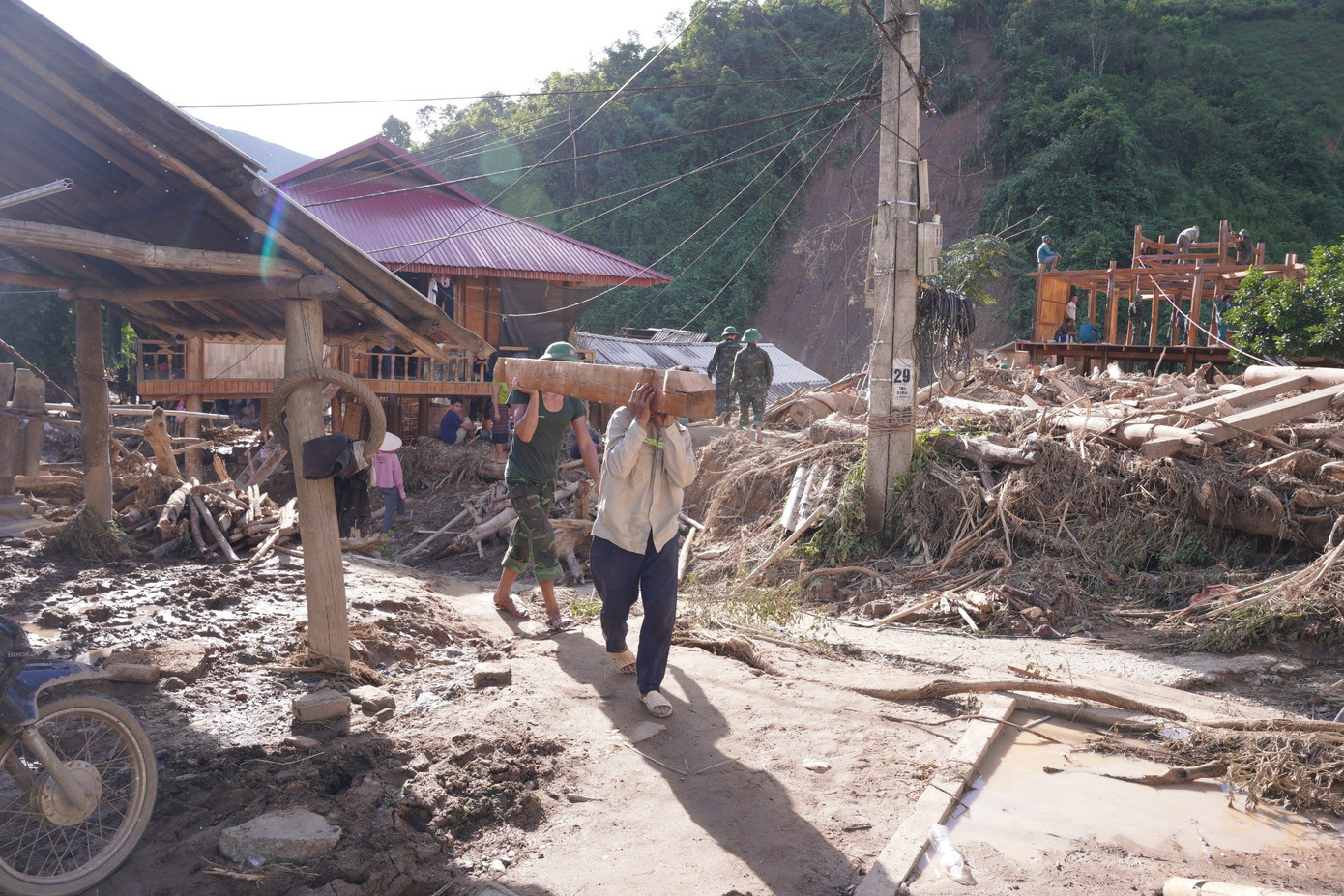 Ngay sau cơn lũ đi qua, tại bản Tin Tốc, nhiều lực lượng cứu hộ, cứu nạn có mặt tại bản hỗ trợ người dân tháo dỡ, di dời những ngôi nhà bị sập, nguy cơ sạt lở và tài sản đến nơi an toàn. Ngay sau cơn lũ đi qua, tại bản Tin Tốc, nhiều lực lượng cứu hộ, cứu nạn có mặt tại bản hỗ trợ người dân tháo dỡ, di dời những ngôi nhà bị sập, nguy cơ sạt lở và tài sản đến nơi an toàn.