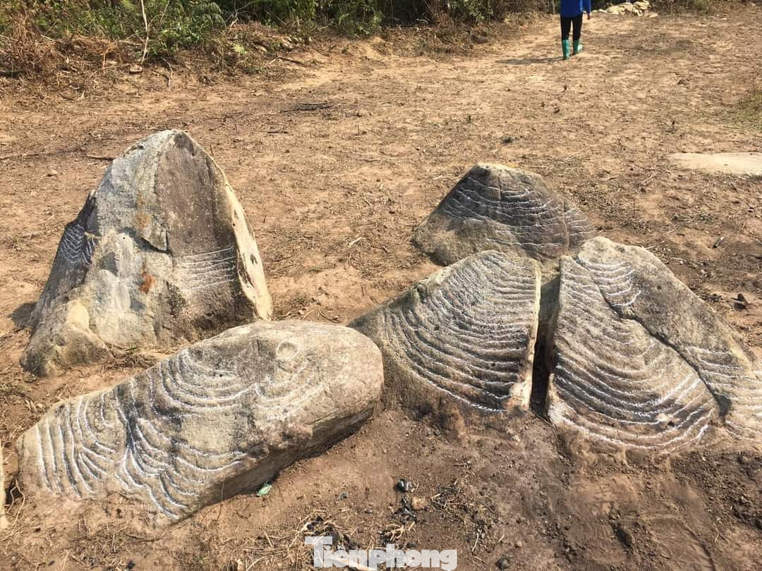 15 khối đá cổ có khắc họa hình ruộng bậc thang mới được tìm thấy ở Mù Cang Chải có niên đại từ thế kỷ XVI - XVII. 15 khối đá cổ có khắc họa hình ruộng bậc thang mới được tìm thấy ở Mù Cang Chải có niên đại từ thế kỷ XVI - XVII.